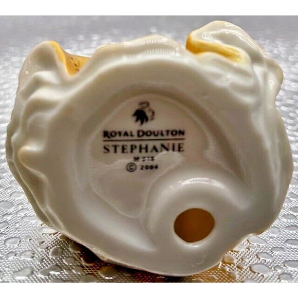 Royal Doulton "STEPHANIE" Figurine M216 2004 Rare and Extremely Nice Piece - Picture 5 of 7